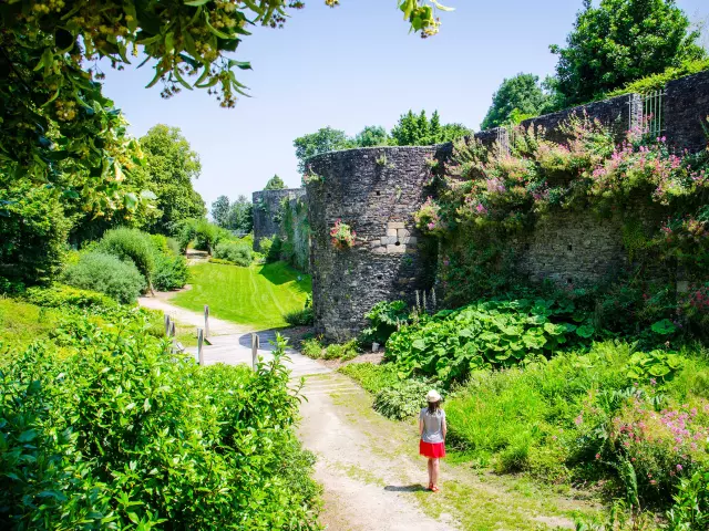 Promenade des remparts à Dol-de-Bretagne