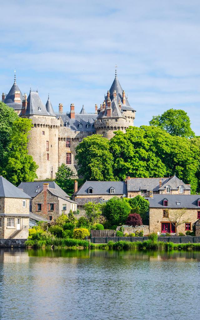 Le château de Combourg au bord du lac Tranquille