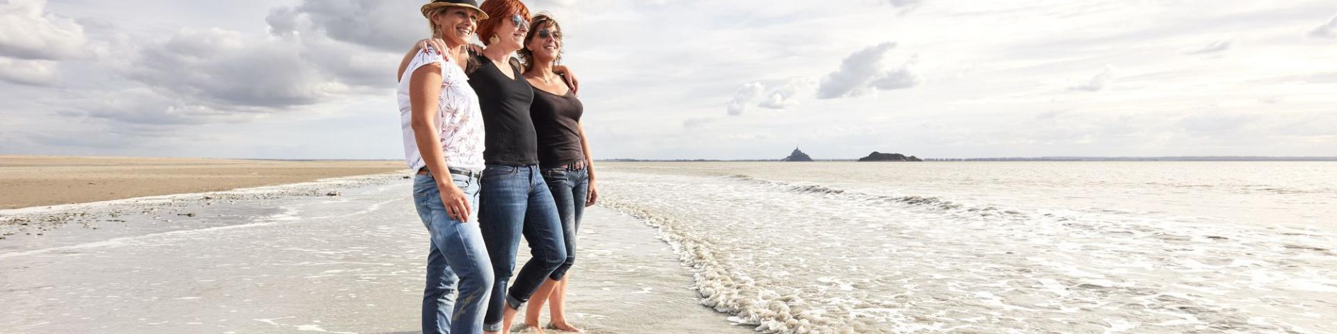 Les pieds dans l'eau dans la baie du Mont-Saint-Michel