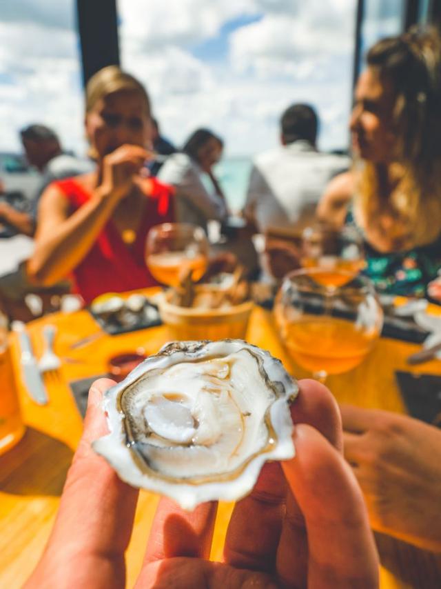 Oyster tasting in a restaurant in Cancale