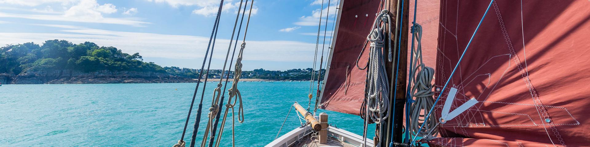 Balade corsaire sur la Côte d'Emeraude à bord d'un vieux gréement breton