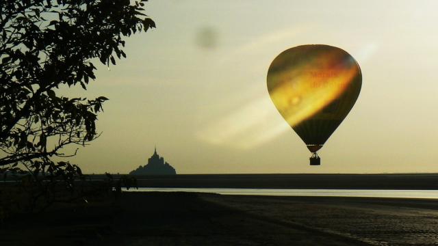 Hot-air balloon in the bay of Mont-Saint-Michel