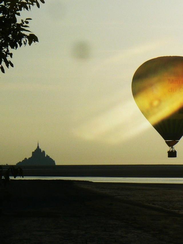 Hot-air balloon in the bay of Mont-Saint-Michel