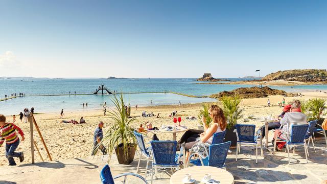 Break on a terrace in Saint-Malo