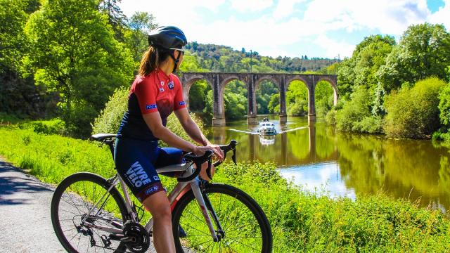 Jennifer Letué dans la vallée boisée de Corbinières, au bord de la Vilaine