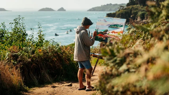 Peintre sur le sentier des Douaniers