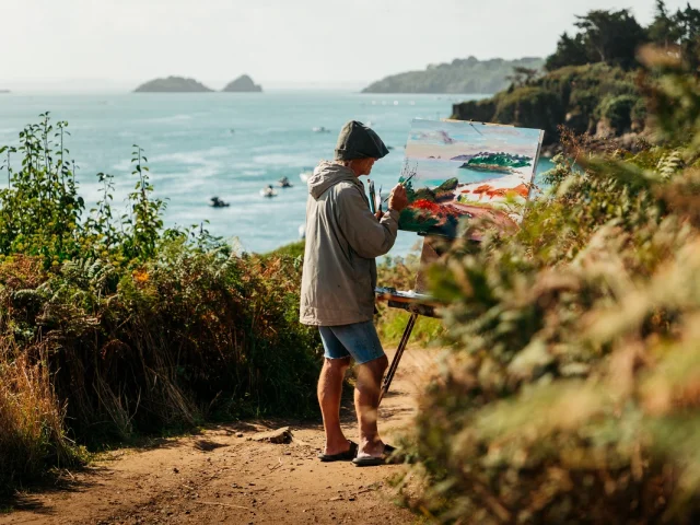 Peintre sur le sentier des Douaniers